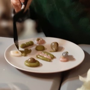 Kuvassa on lautanen, jolla on hyvin pienikokoisia valmiita mykyjä yhdeksän kappaletta.